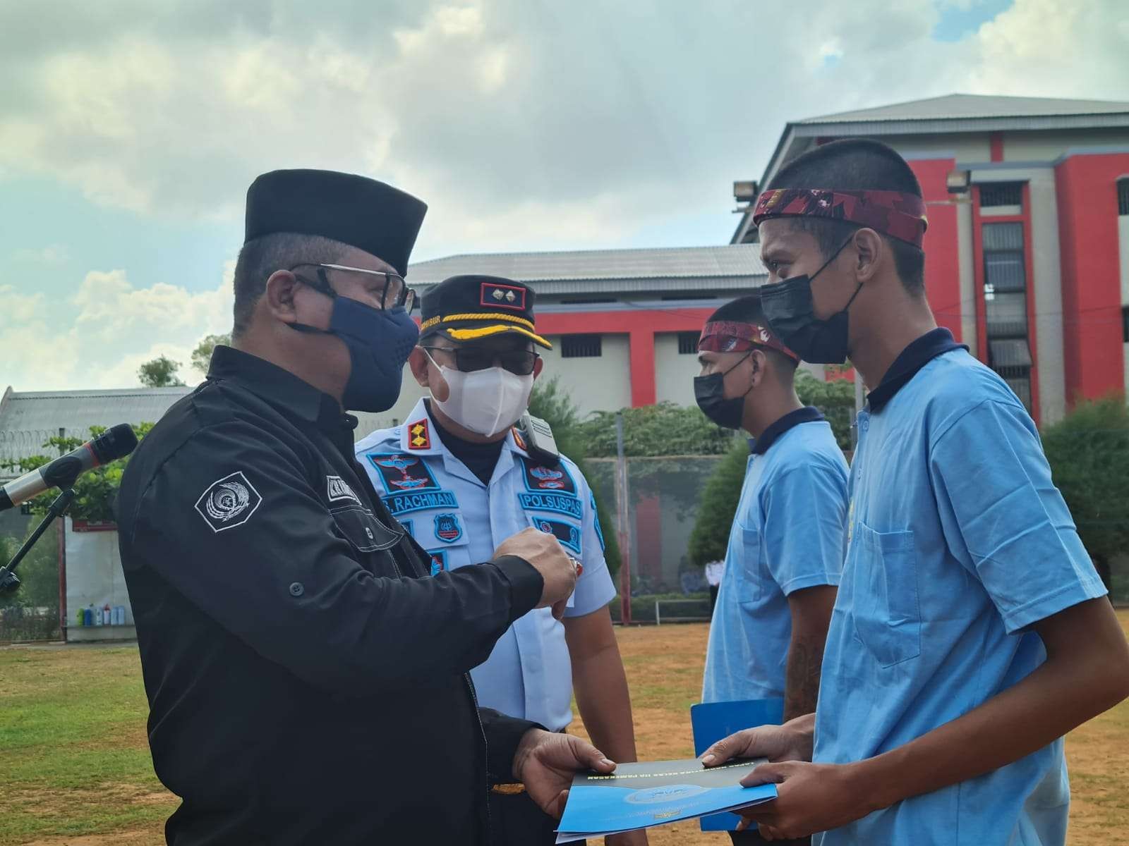 Kakanwil Kemenkumham Jatim Krismono menyerahkan sertifikat rehabilitasi. (Foto: Kemenkumham Jatim)