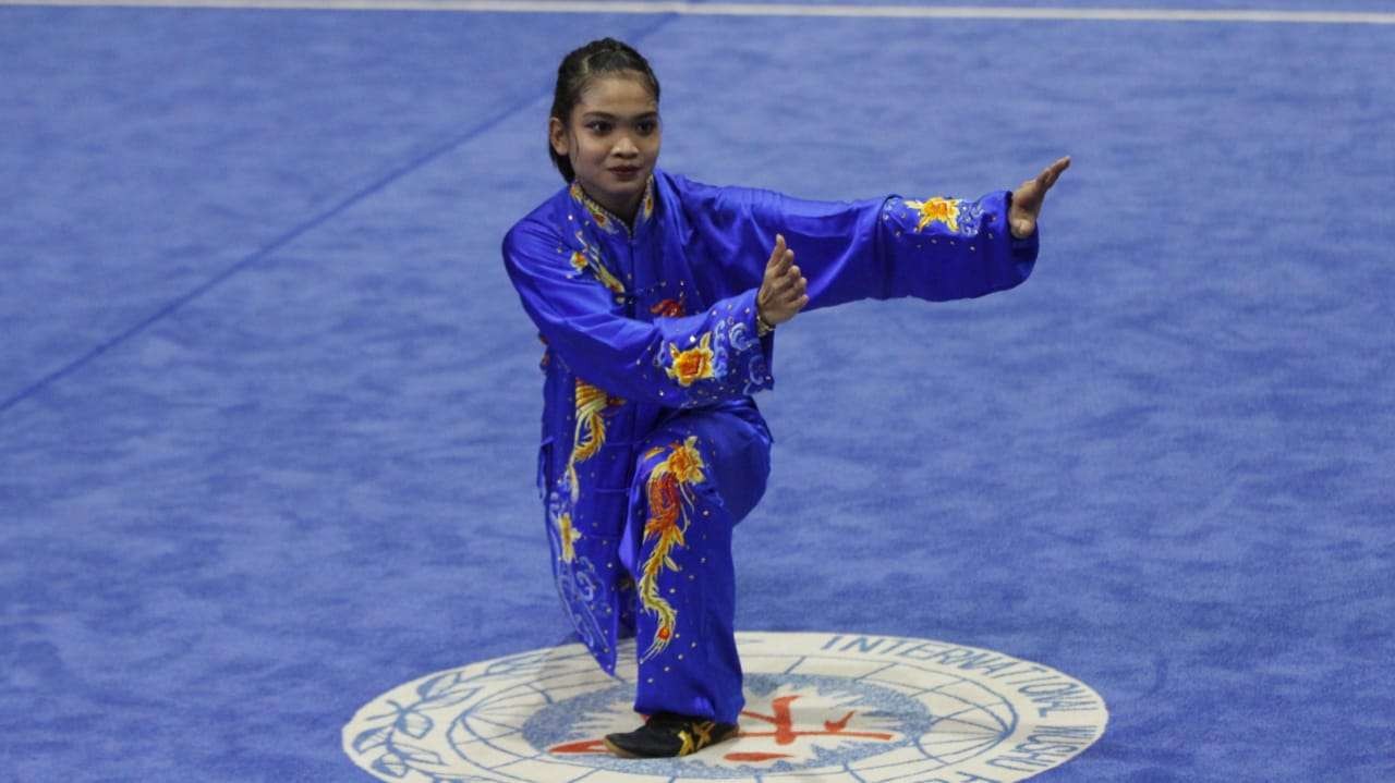 Atlet Wushu Jatim, Alisya Mellynar saat tampil di PON nomor taiji jian + taiji quan di GOR Futsal Dispora, Merauke, Kamis 30 September 2021. (Foto: Fariz Yarbo/Ngopibareng.id)