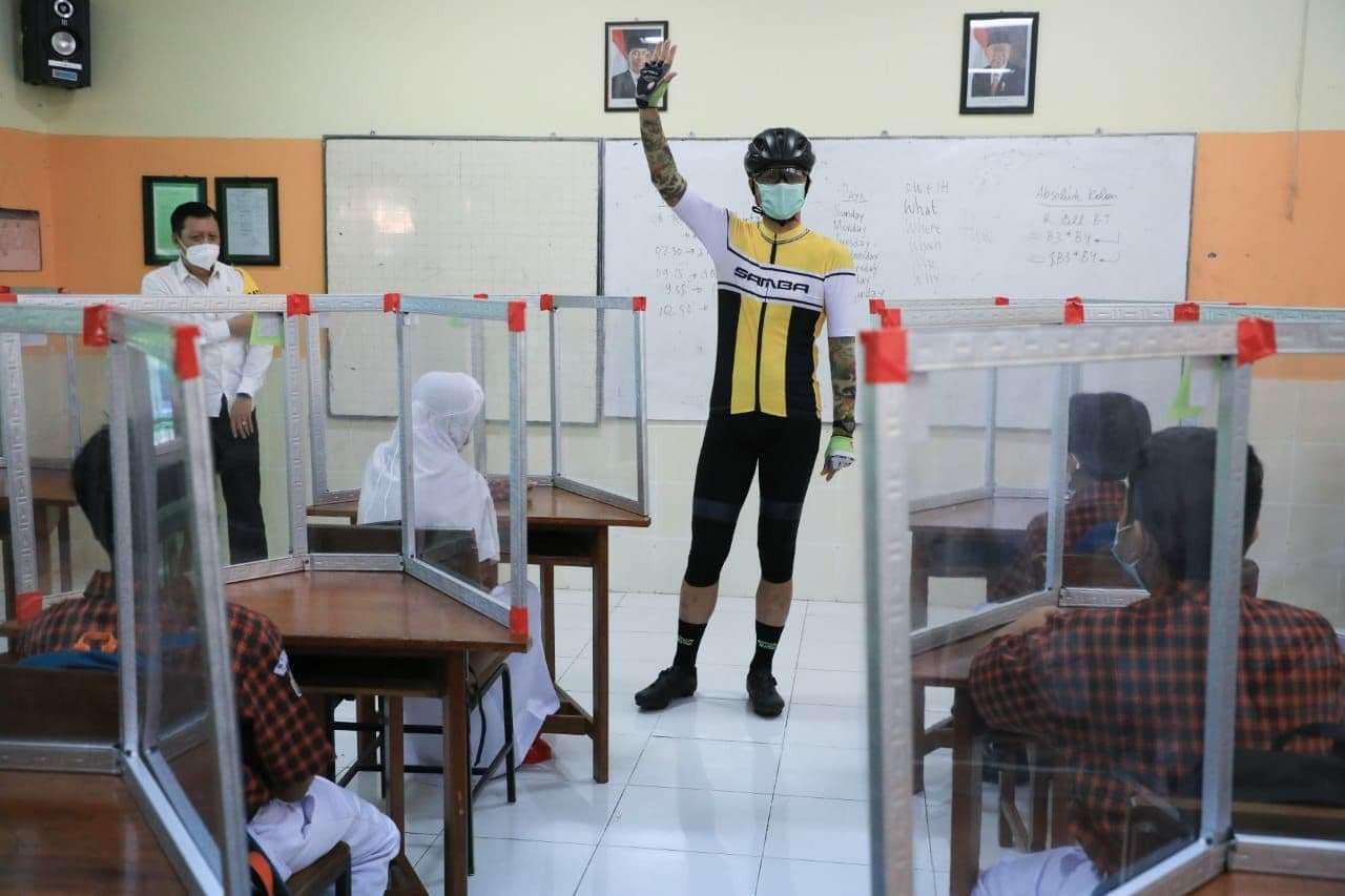 Gubernur Jawa Tengah Ganjar Pranowo mengecek PTM di SMPN 5 Semarang, Jateng. Bahkan ia kena tegur lantaran salah jalur masuk. (Foto: Ist)