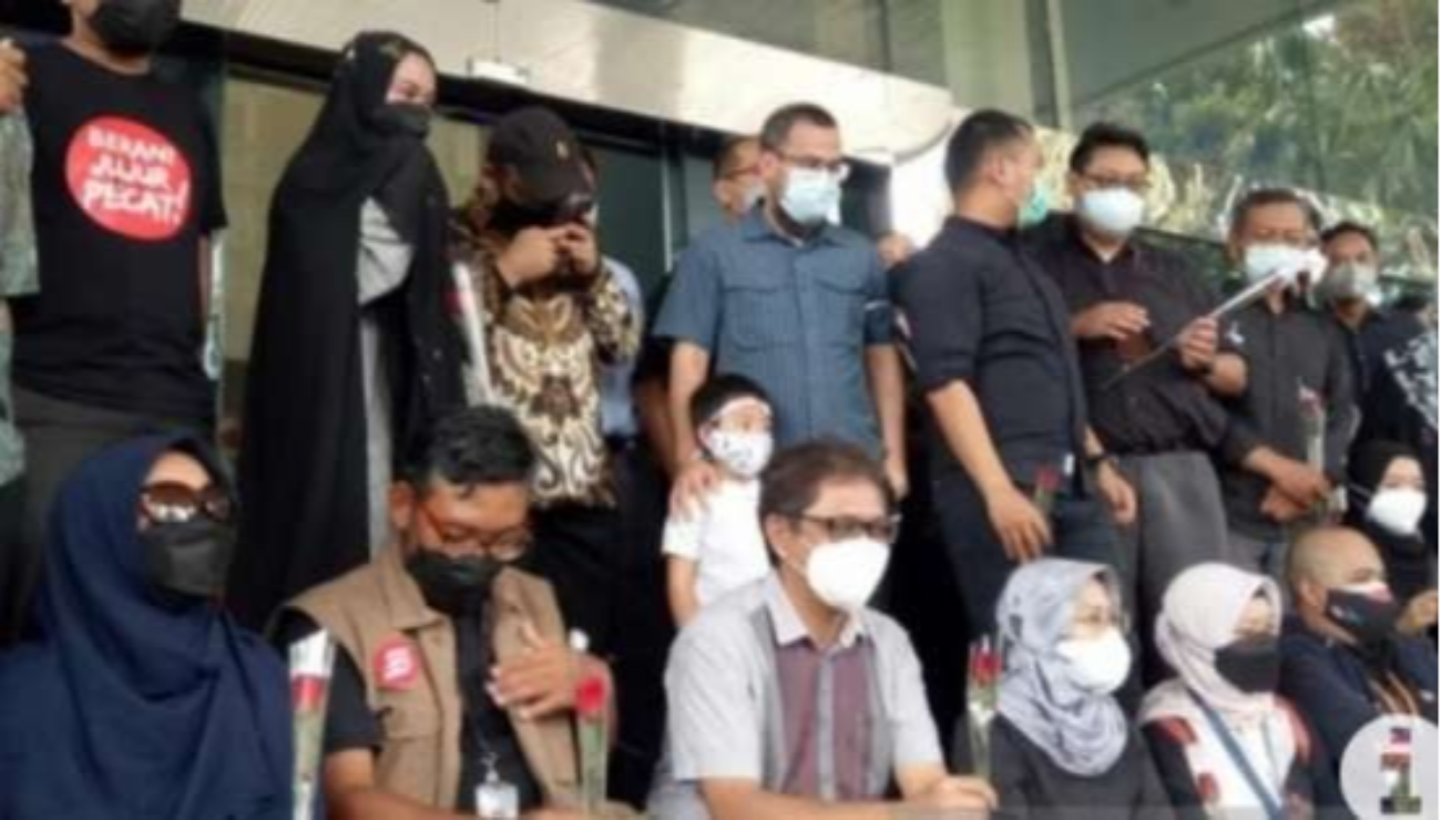 Sebanyak 57 pegawai KPK yang diberhentikan karena tidak lolos TWK deklarasikan pendirian Indonesia memanggil (foto: Antara).