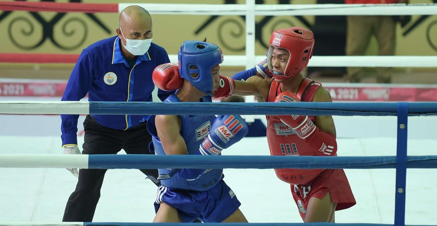 Atlet Jatim, Galih Bangkit (merah) saat melawan atlet asal Sumbar Gilang Dwi Fajri di babak semifinal PON kelas 45 kg di GOR STT GIDI, Jayapura, Kamis 30 September 2021. (Foto: KONI Jatim)