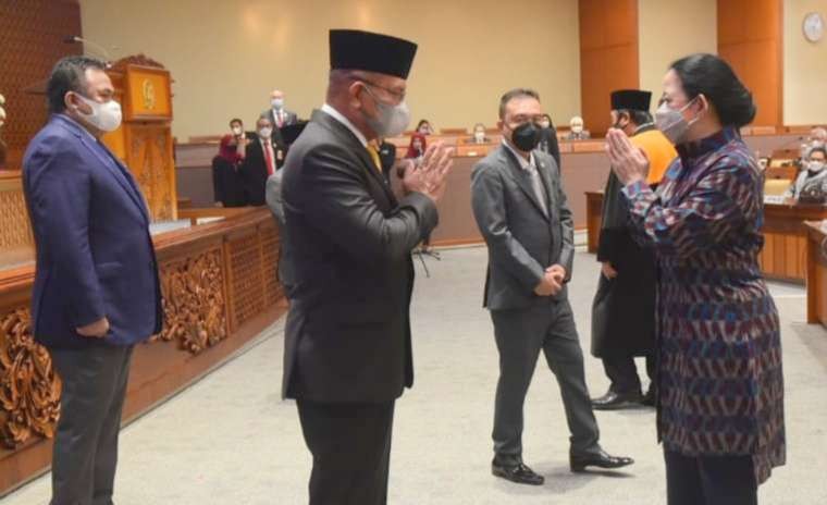 Ketua DPR Puan Maharani memberi ucapan selamat Lodwijk setelah resmi menjabat Wakil Ketua DPR) Foto: istimewa)