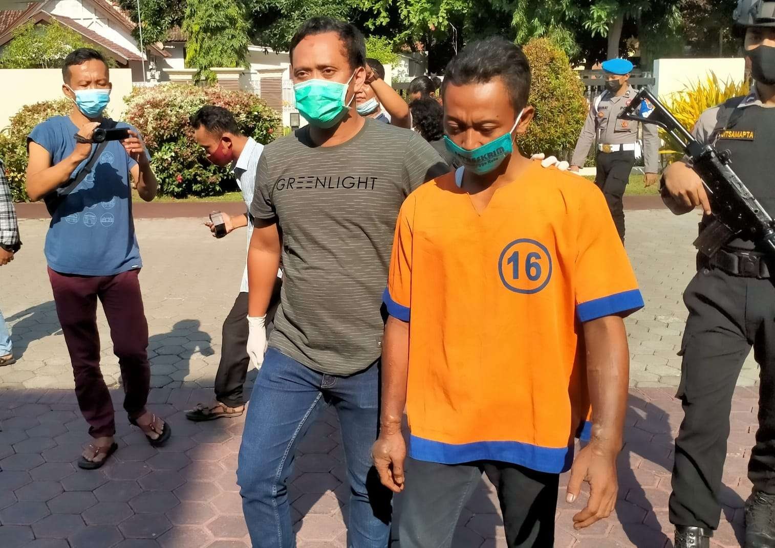 Adi Susanto, pelaku pembakar istri dan anaknya di Mapolresta Probolinggo. (Foto: Ikhsan Mahmudi/Ngopibareng.id)