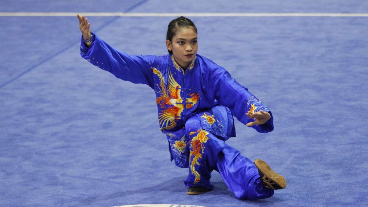 Atlet Wushu Jatim, Alisya Mellynar saat tampil di PON nomor taiji jian + taiji quan di GOR Futsal Dispora, Merauke, Kamis 30 September 2021. (Foto: Fariz Yarbo/Ngopibareng.id)