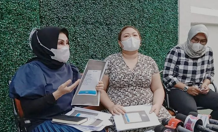 Olivia Nathania (tengah), anak Nia Daniaty, membantah tipu 225 CPNS. (Foto: Istimewa)