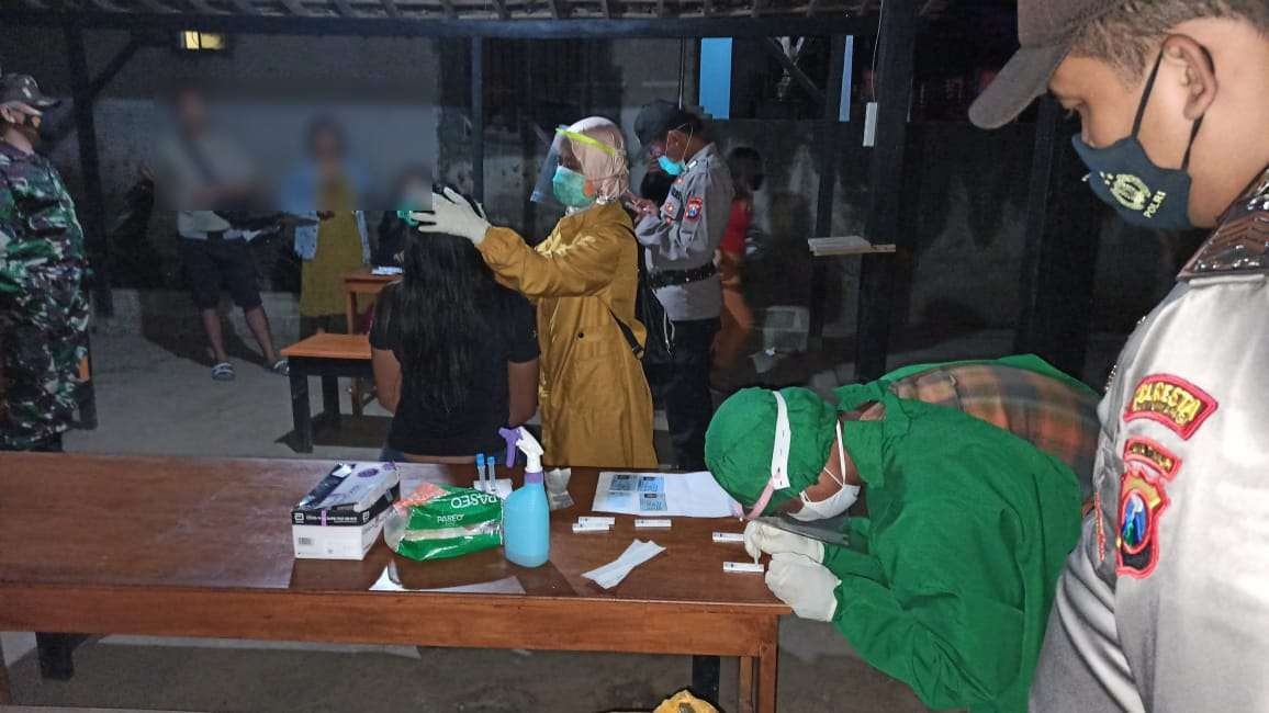 Petugas melakukan rapid test secara acak di salah satu pusat keramaian beberapa waktu lalu (foto:istimewa)