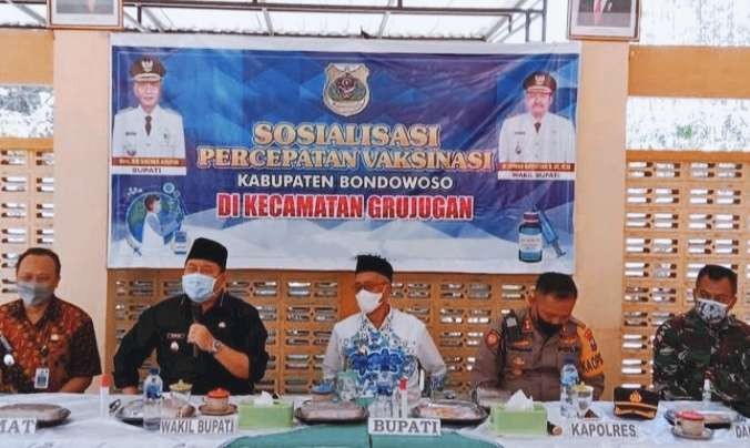 Bupati Salwa Arifin dan Wabup Irwan Bachtiar Rahmat bersama Dandim 0822, Kapolres, dan Kepala Dinkes Bondowoso turun ke kecamatan dan desa mengajak masyarakat untuk vaksin Covid-19. (Foto: Guido Saphan/Ngopibareng.id)