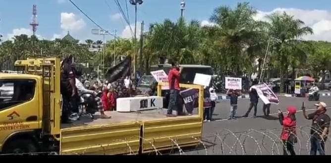 Jumadi Made saat berorasi di depan Pendapa Wahyawibawagraha. (Foto: Rusdi/Ngopibareng.id)