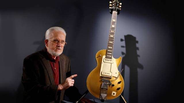 Gene Paul, putra Les Paul, menerangkan tentang gitar "Number One", model produksi paling awal dari gitar listrik Gibson Les Paul yang terkenal, di Balai Lelang lelang Christie di New York City, Amerika Serikat, Kamis kemarin. ‘Number One’ akan dilelang 13 Oktober mendatang. (Foto: Reuters-Brendan McDermid/Antara).