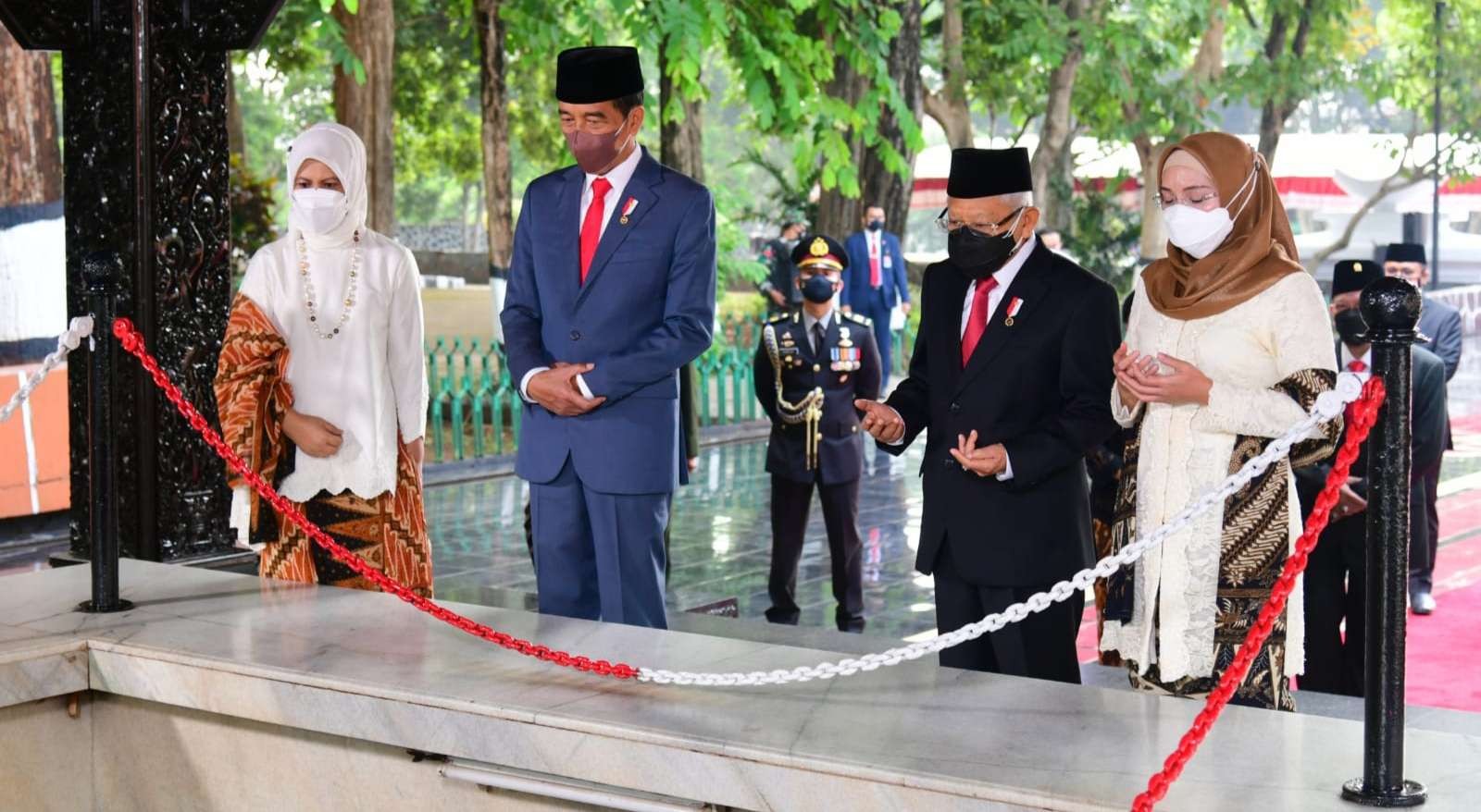 Presiden Jokowi bersama wapres di depan sumur lubang buaya tempat tujuh pahlawan revolusi dikubur anggota G30S PKI. (Foto: Setpres)