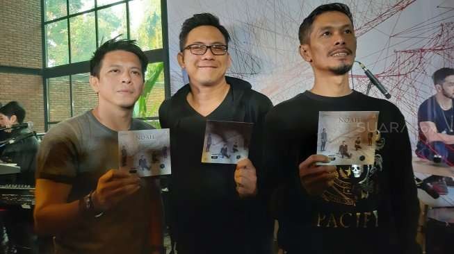 Ariel NOAH (kiri) bersama David, keyboardis (tengah), dan Lukman, gitaris. (Foto: Istimewa)