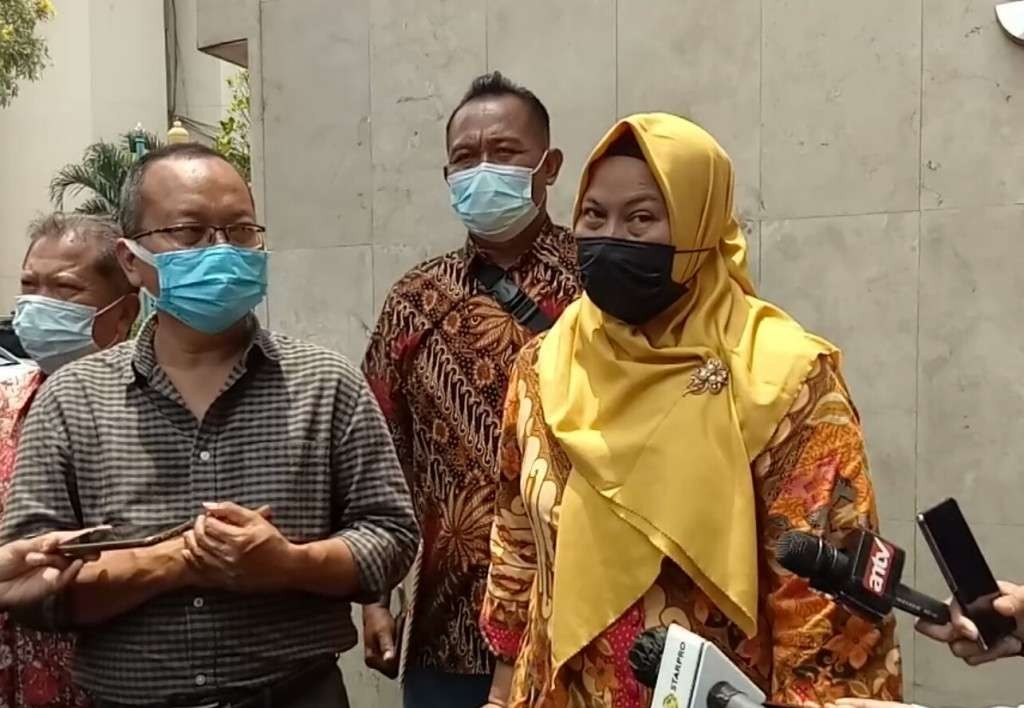 Korban penipuan CPNS Agustina melaporkan ke polisiwi. (Foto: Ant)