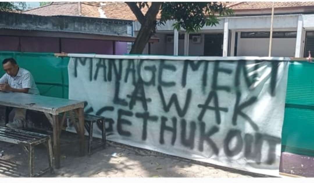 Spanduk dipasang di depan pagar mess Persik Kediri. (Foto: Fendhy Plesmana/Ngopibareng.id)