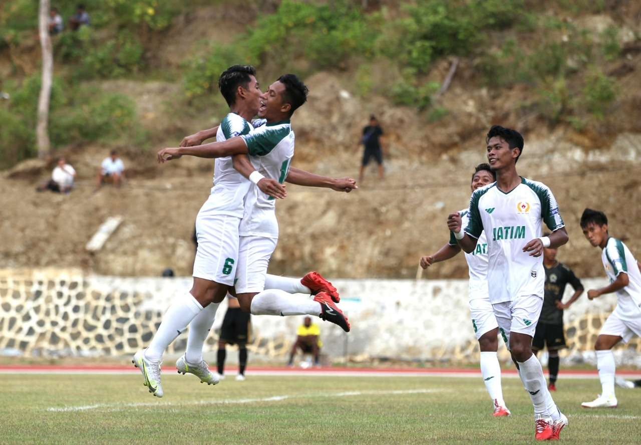 Pemain Jatim melakukan selebrasi usai menjebol gawang Jawa Tengah pada PON XX 2020 Papua di Stadion Mahacendra Universitas Cendrawasih, Jayapura, Jumat 1 Oktober 2021. (foto: KONI Jatim)