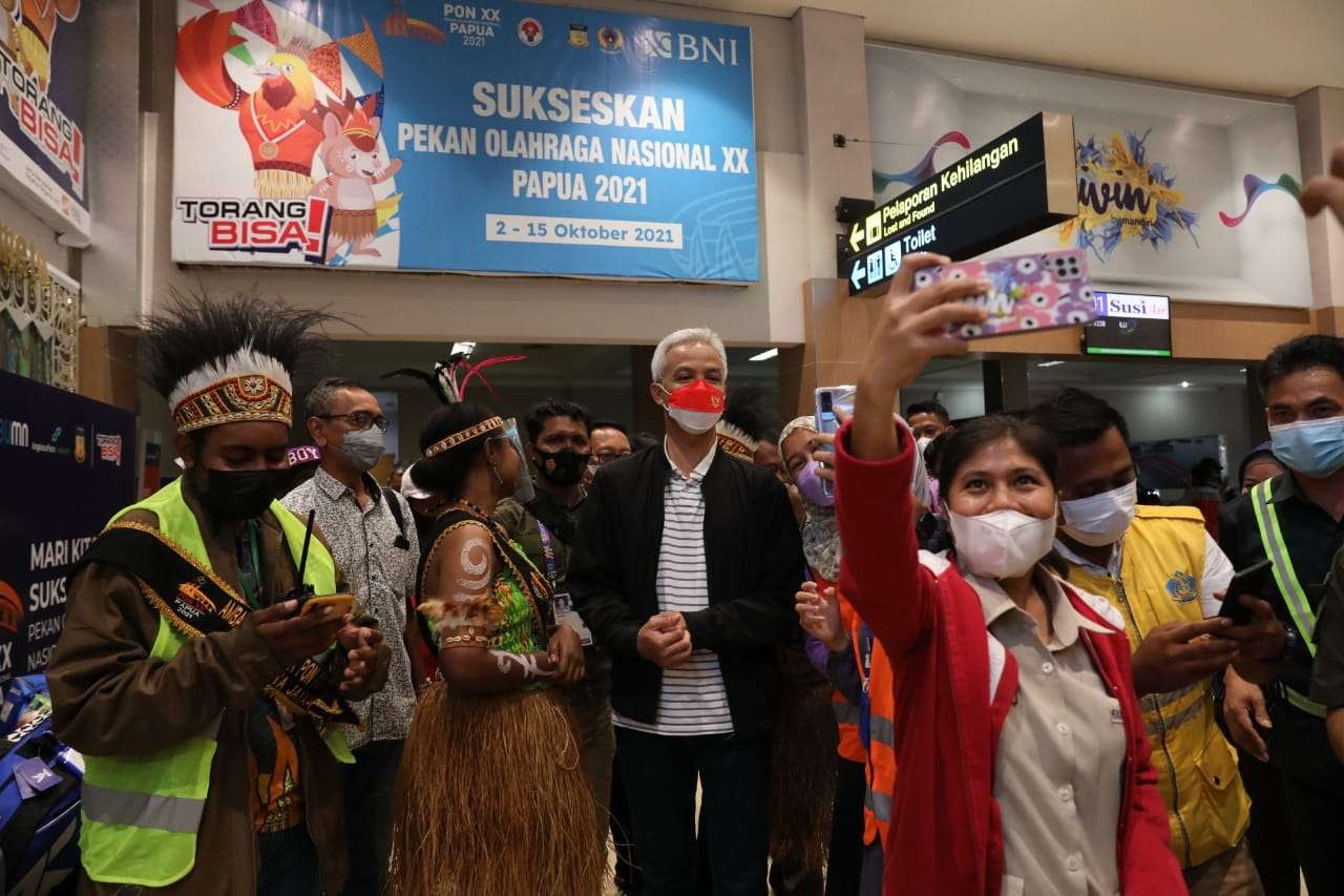 Warga Jayapura ramai-ramai menyambut kedatangan Gubernur Ganjar. (Foto: Dok Jateng)