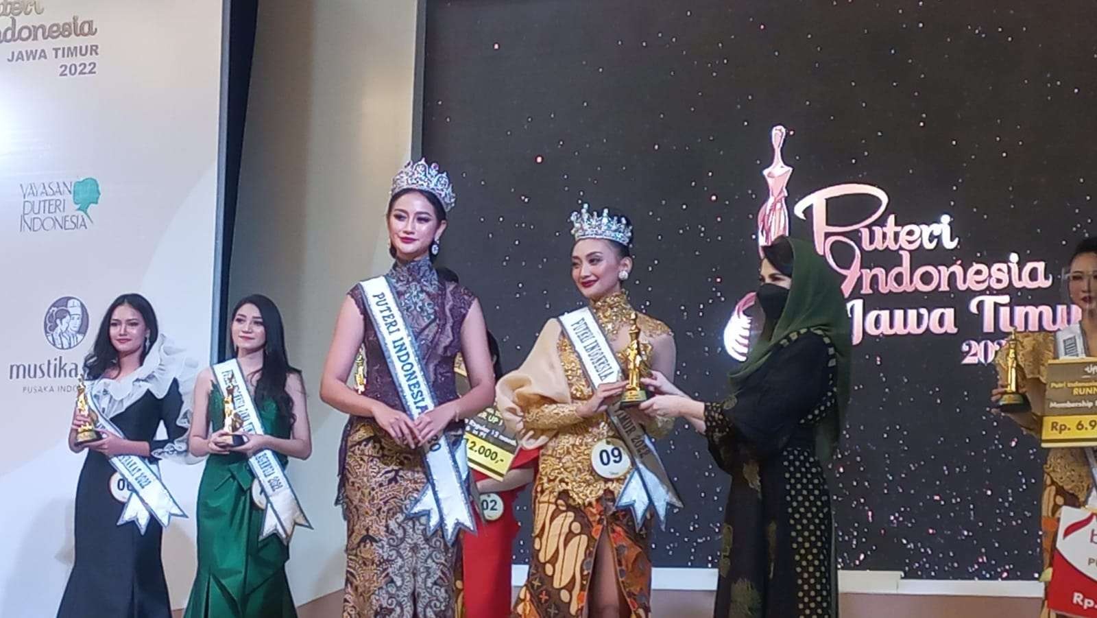 Adinda Cresheilla saat menerima piala dari Arumi Bachsin, istri Wakil Gubernur Jawa Timur, Emil Dardak, saat dinobatkan menjadi Puteri Indonesia Jawa Timur 2021-2022. (Foto: Istimewa)