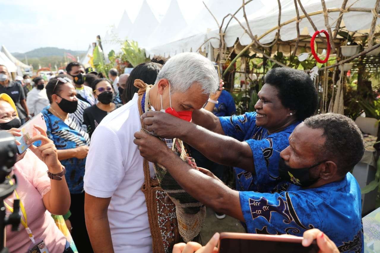 Warga Papua memberikan tas Noken kepada Ganjar Pranowo. (Foto: Dok Jateng)