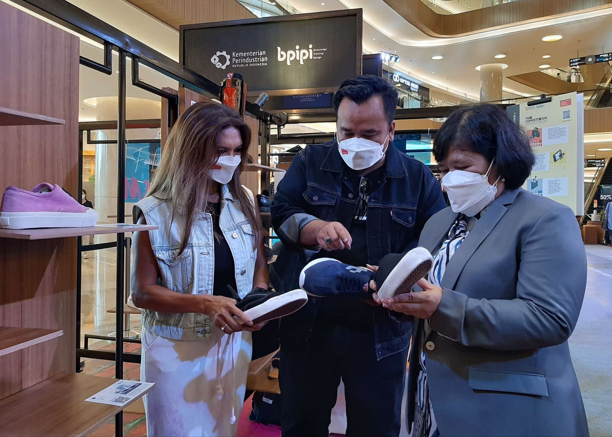 Edi Suhendra, Ketua BPIP (tengah) saat meninjau stan pameran IKM bersama pihak Pakuwon Mall Surabaya. (Foto: Pita Sari/Ngopibareng.id)