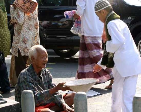 Seorang anak memberi sedekah sebagai amal saleh. (Foto: Istimewa)