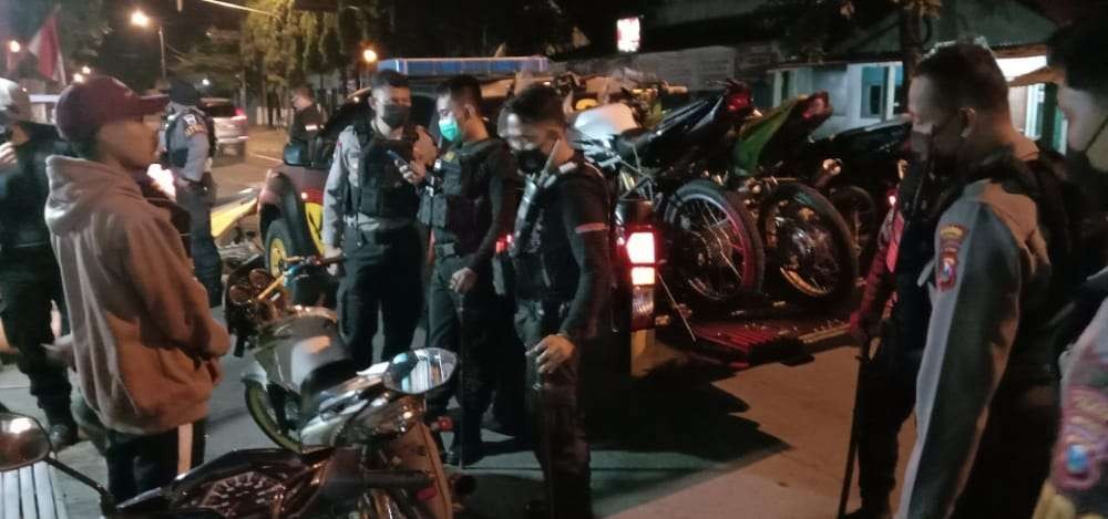 Tim Alap-alap Polres Jember menginterogasi pemilik sepeda motor berknalpot brong (Foto: Istimewa)