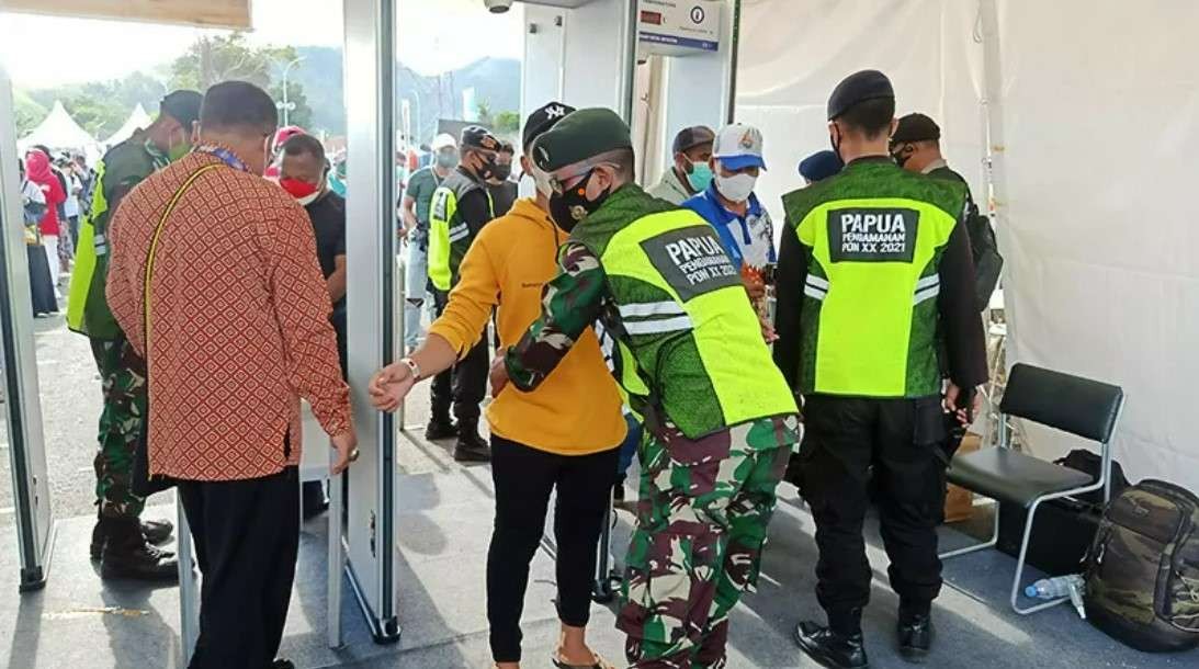 Seorang petugas melakukan pemeriksaan kepada pengunjung upacara pembukaan PON XX Papua. (Foto: Antara)