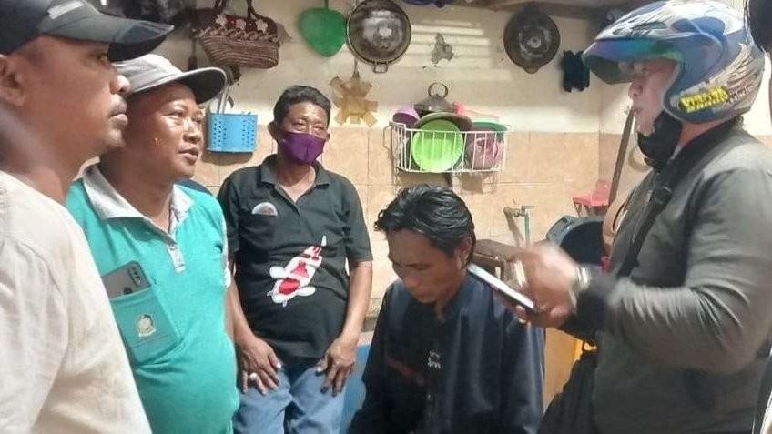 Pria yang diduga pelaku pencurian sepeda motor hanya bisa tertunduk saat diinterogasi petugas (foto:istimewa)