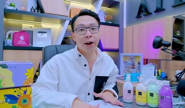 Dokter Richard Lee membeberkan sosok selebgram yang dibayar mahal tapi ogah-ogahan kerja mereview produk kecantikannya di klinik. (Foto: Instagram)