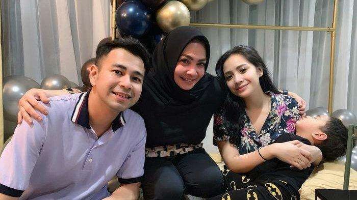 Pasangan Raffi Ahmad dan Nagita Slavina (Gigi) bersama Rieta Amilia. (Foto: Instagram)