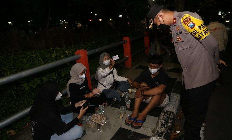 Petugas Swab Hunter mendatangi kerumunan warga di Surabaya. (Foto: Istimewa)