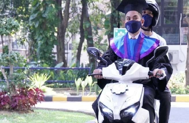 Wisudawan ITS Surabaya hadir secara drive thru pada wisuda ke-124 ITS. (Humas ITS)