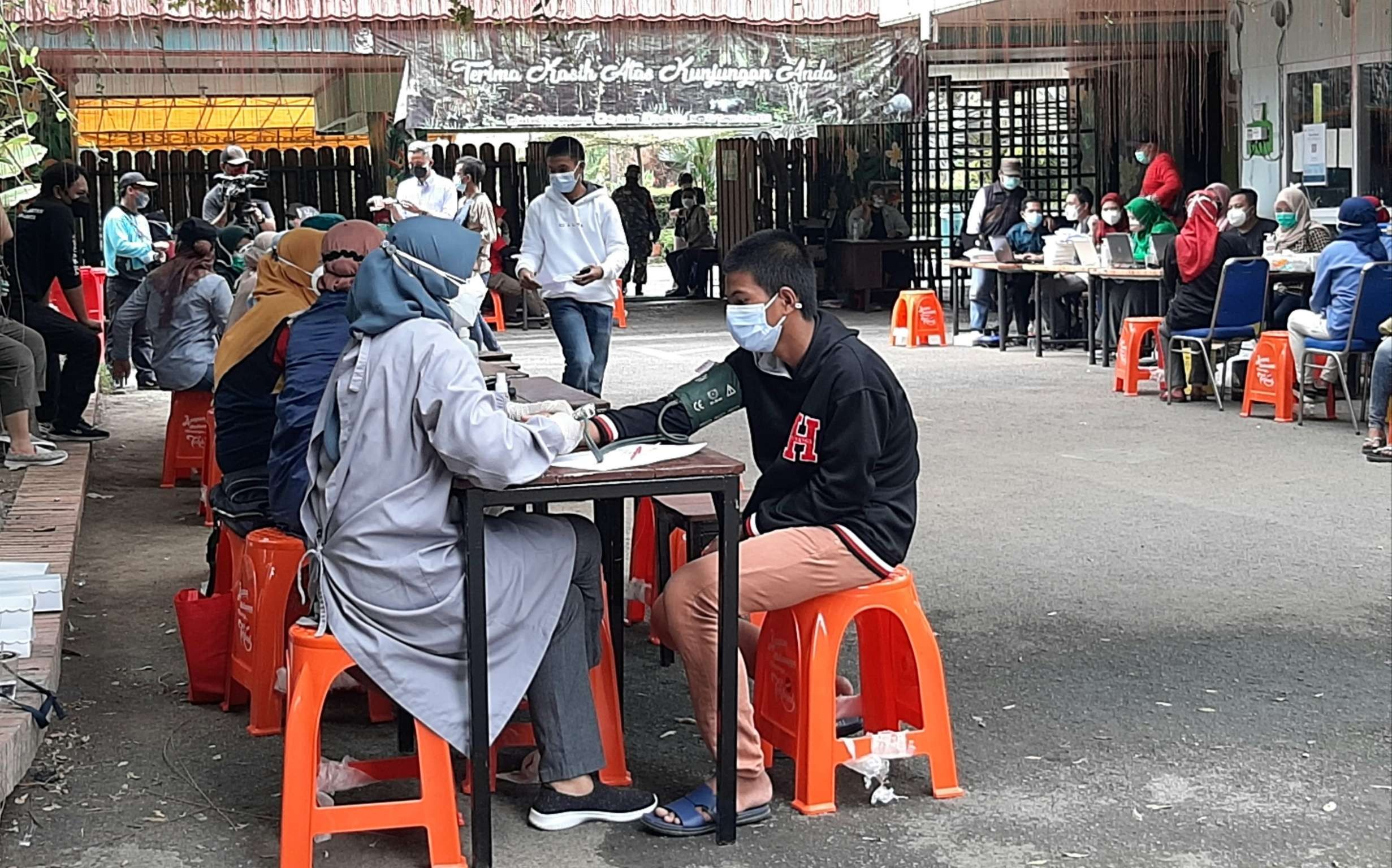 Salah satu pengunjung KBS melakukan screning vaksinasi Covid-19 di KBS. (Foto: Pita Sari/Ngopibareng.id)