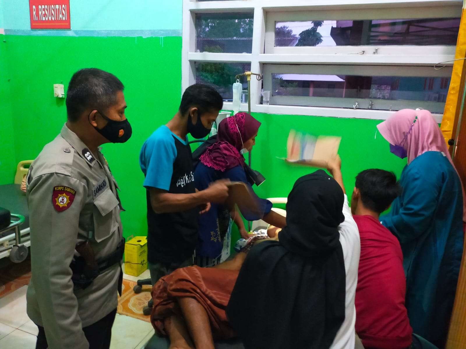 Korban menjalani perawatan setelah dibacok tetangganya (foto:istimewa)