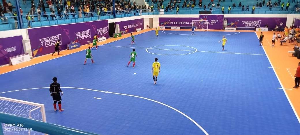 Tim futsal Jatim (hijau) kalah telak, 1-5, dari NTB dalam laga perebutan tempat ketiga. (Foto: Rizal Arnas/Ngopibareng.id)