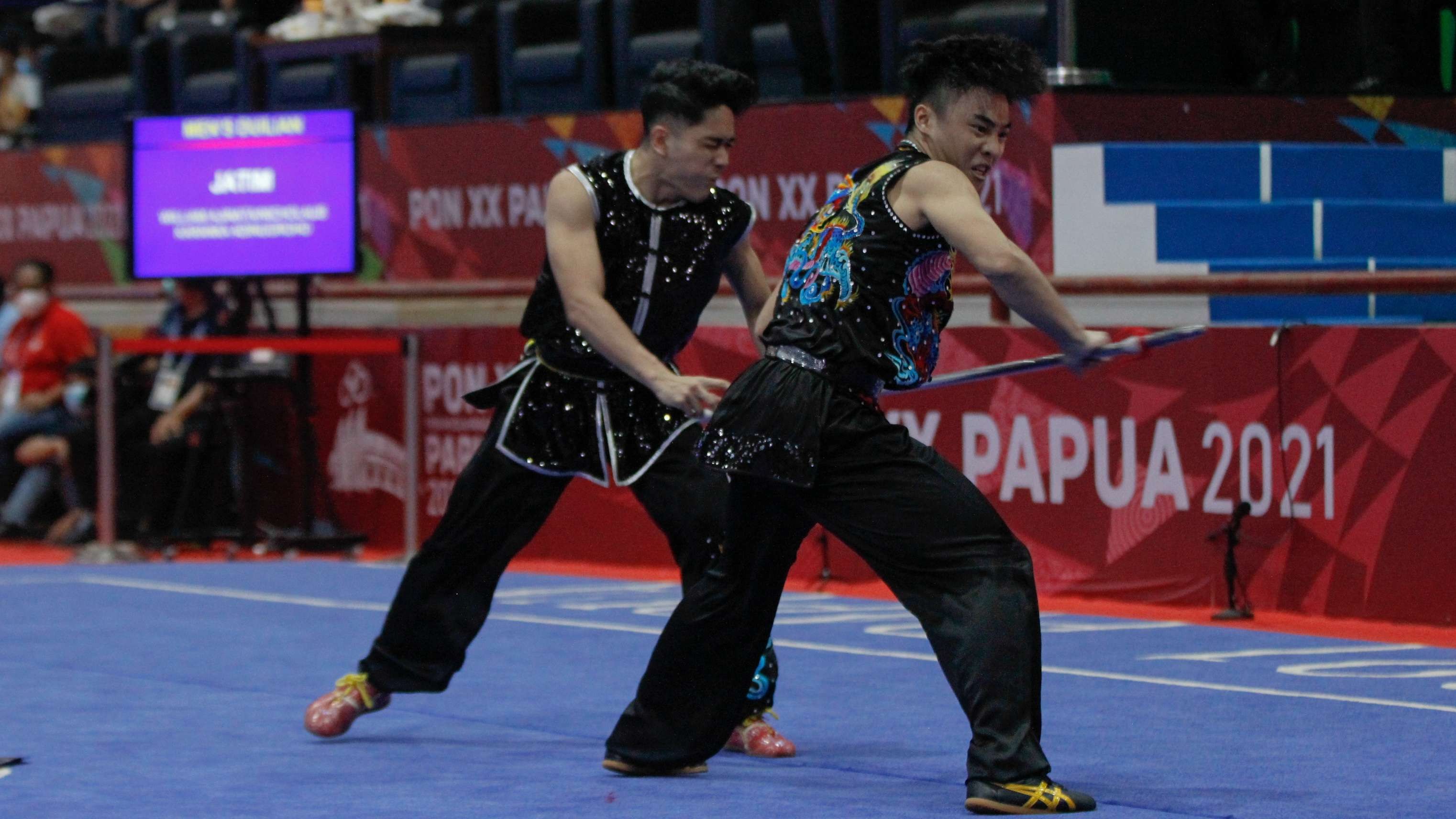 Atlet Wushu Jatim, William Ajinata dan Nicholaus Karanka saat tampil di nomor duilien putra di GOR Futsal Jatim, Merauke, Minggu 3 Oktober 2021. (Foto: Fariz Yarbo/Ngopibareng.id)