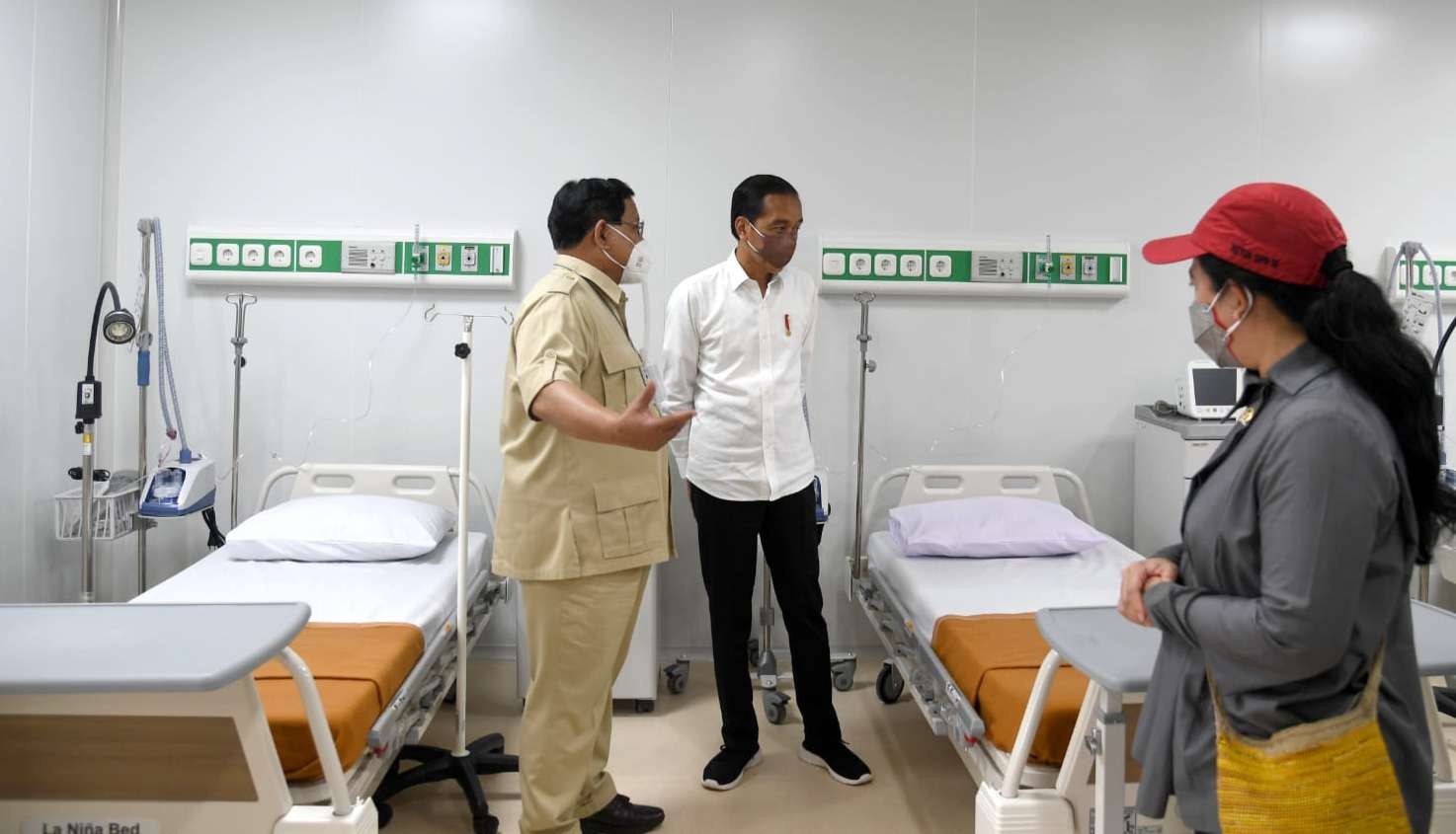 Presiden Jokowi bersama Menhan Prabowo Subianto dan Ketua DPR RI Puan Maharani meninjau RS LB Moerdani Merauke yang baru diresmikan. (Foto: Setpres)