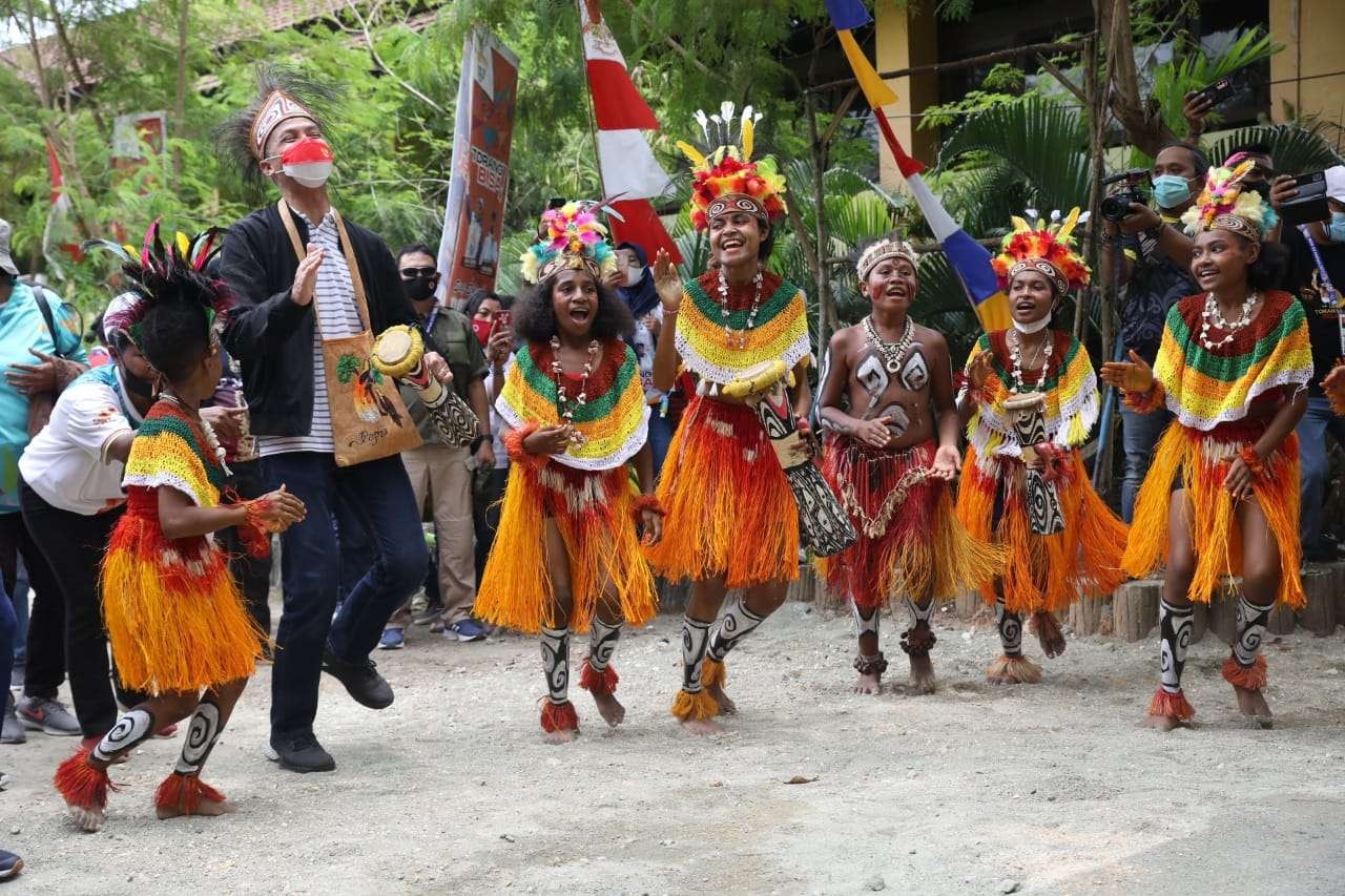 Ganjar saat menari bersama anak-anak Papua. (Foto: Dok Jateng)