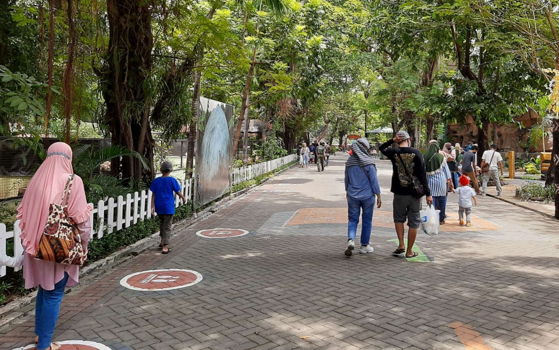 Suasana pengunjung KBS hari pertama dibuka kembali setelah 3 bulan tutup karena PPKM. (Foto: Pita Sari/Ngopibareng.id)