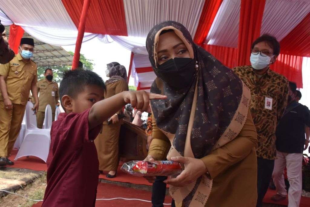 Bupati Mojokerto saat memberikan bansos secara simbolis.(Foto: Deni Lukmantara/Ngopibareng)