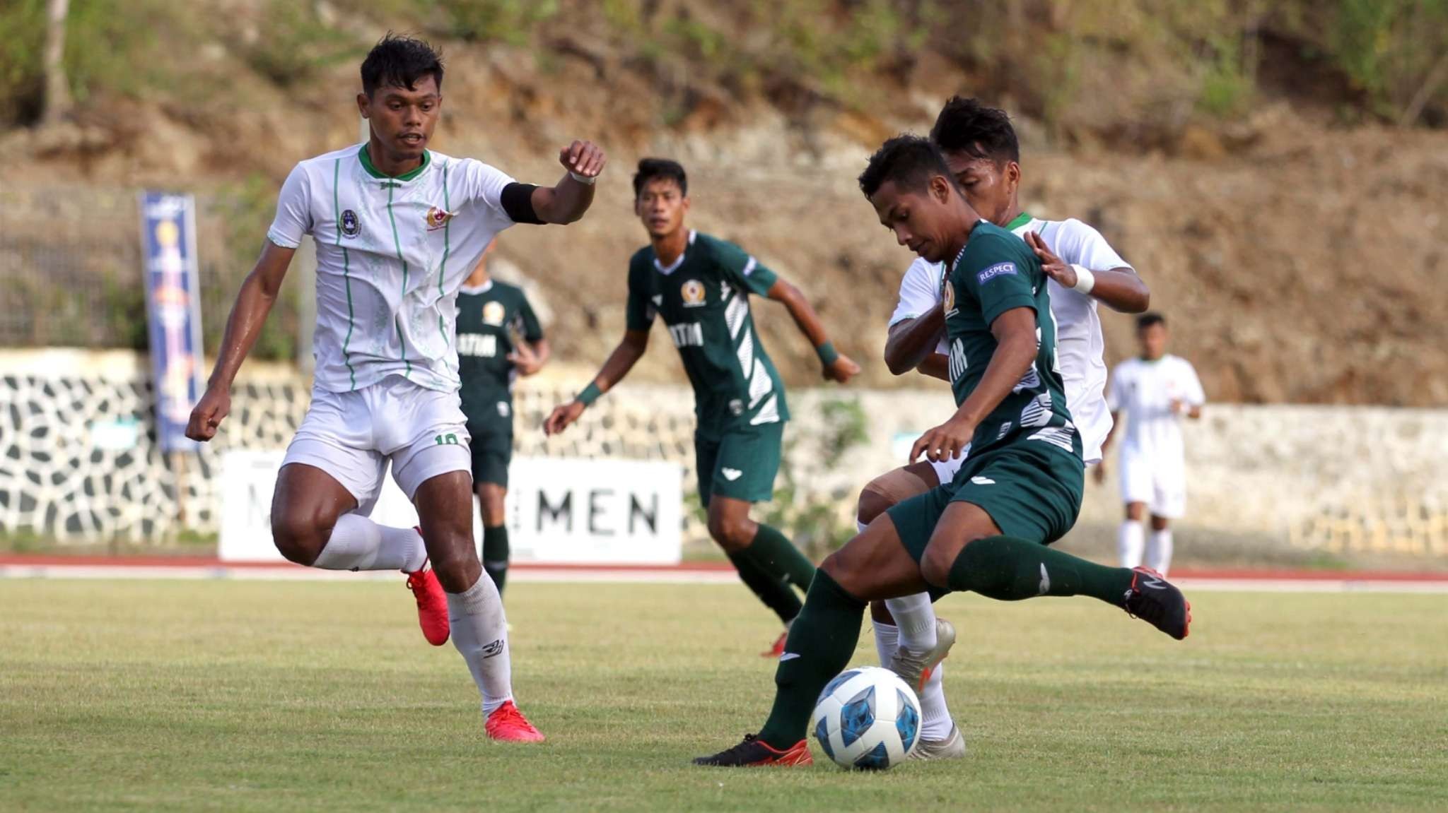 Pemain Jatim, Muhamad Yunus Faisol berusaha melewati pertahanan Sumatera Utara di Stadion Mahacendra Uncen, Jayapura, Senin 4 Oktober 2021. (Foto: KONI Jatim)