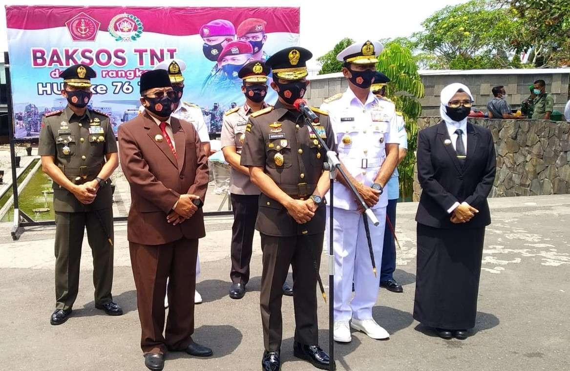 Pangdam V/Brawijaya Mayjen TNI Suharyanto (tengah) dalam konferensi pers usai tabur bunga di Makam Bung Karno. (Foto: Choirul Anam/Ngopibareng.id)