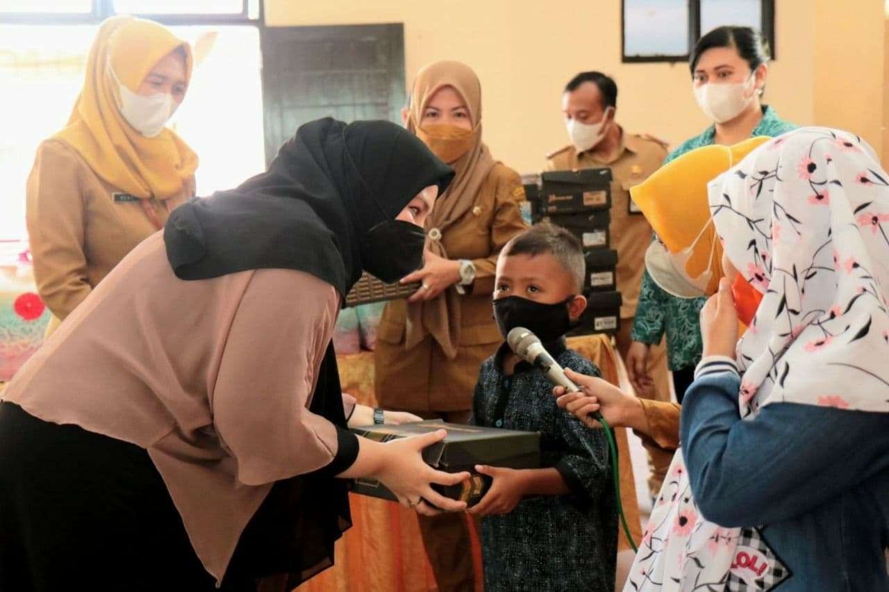 Sebanyak 445 yatim piatu menerima bantuan sepatu olahraga dari pabrikan yang disalurkan melalui TP PKK Kota Probolinggo. (Foto: Ikhsan Mahmudi/Ngopibareng.id)