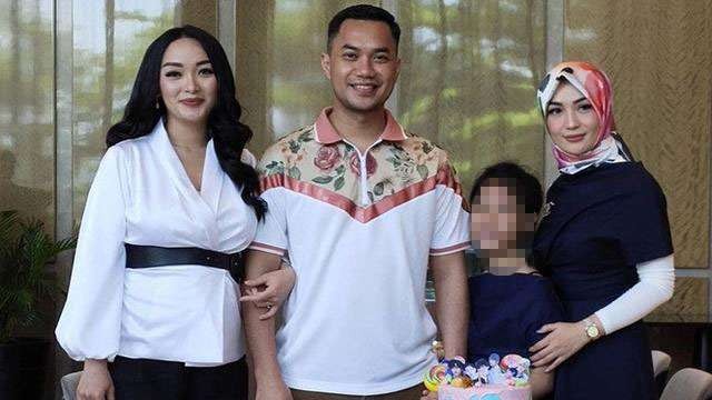 Pasangan Zaskia Gotik dan Sirajuddin Mahmud bersama mantan istrinya, Imel Putri dan anak kandungnya. (Foto: Instagram)