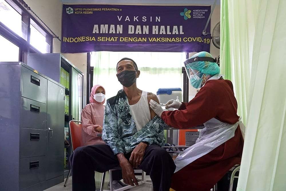 Percepat vaksinasi lansia Pemkot Kediri jemput lansia pakai ambulans (istimewa)