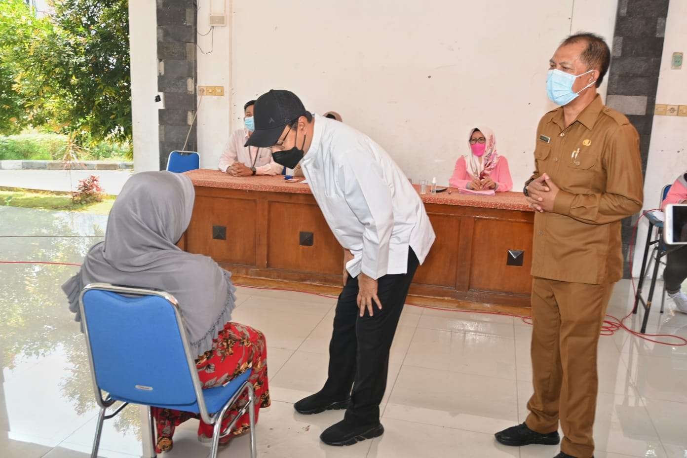 Walikota Pasuruan saat meninjau penyaluran Bantuan Sosial Tunai (BST) untuk pelaku UMKM. (Foto: Istimewa)