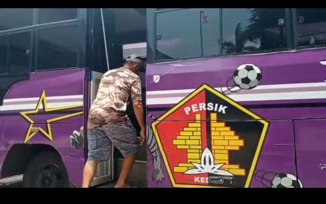 Bus mini yang setia menemani skuad Persik Kediri hingga 3 musim kompetisi. (Foto: Fendhy Plesmana/Ngopibareng.id)