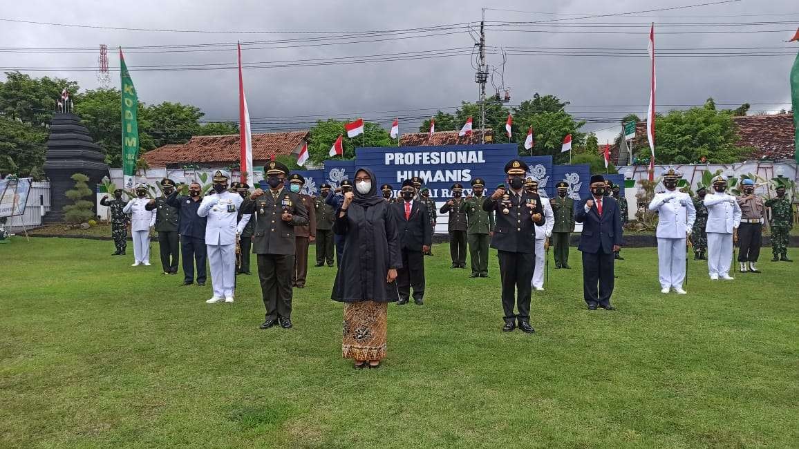 Bupati Banyuwangi Ipuk Fiestiandani bersama Komandan Kodim 0825 Banyuwangi, Kapolresta Banyuwangi AKBP Nasrun Pasaribu, dan Forkopimda berfoto bersama usai mengikuti acara syukuran HUT ke-76 TNI di Kodim 0825 Banyuwangi. (Foto: Muh Hujaini/Ngopibareng.id)