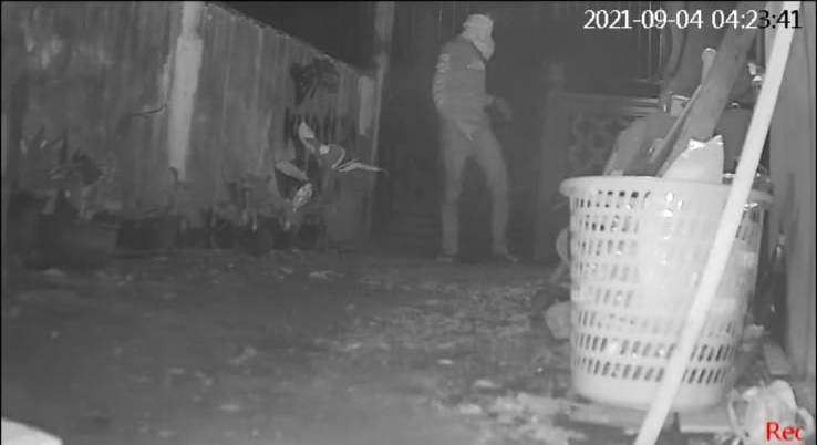 Tangkapan layar rekaman CCTV saat pelaku beraksi di rumah Khrisna Wiyahsa (istimewa)