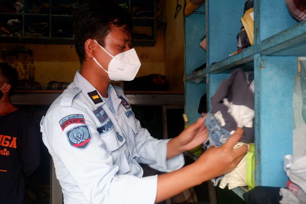 Petugas lapas menggeledah kamar warga binaan.(foto istimewa)