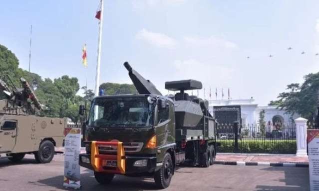 Berbagai jenis Alutsita milik TNi digelar di sekitar Istana Merdeka Jakarta. (Foto: Puspen TNI)