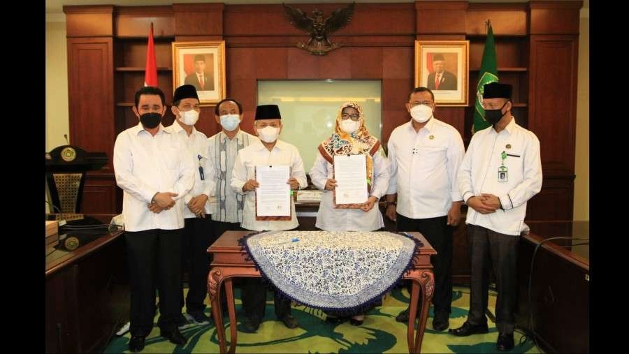 Penyerahan aset tanah dari Sekretariat Jenderal Kementerian Agama ke MTs N 11 Jakarta. (Foto: Kemenag)